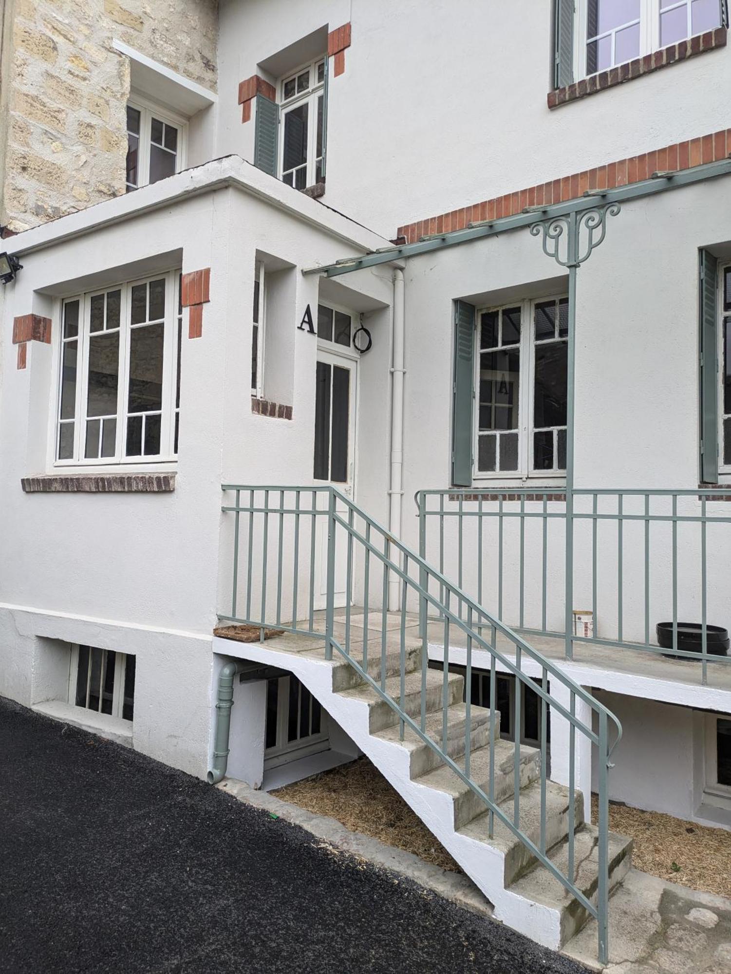 2 Pieces Neuf Centre Ville, Magny Compiegne *